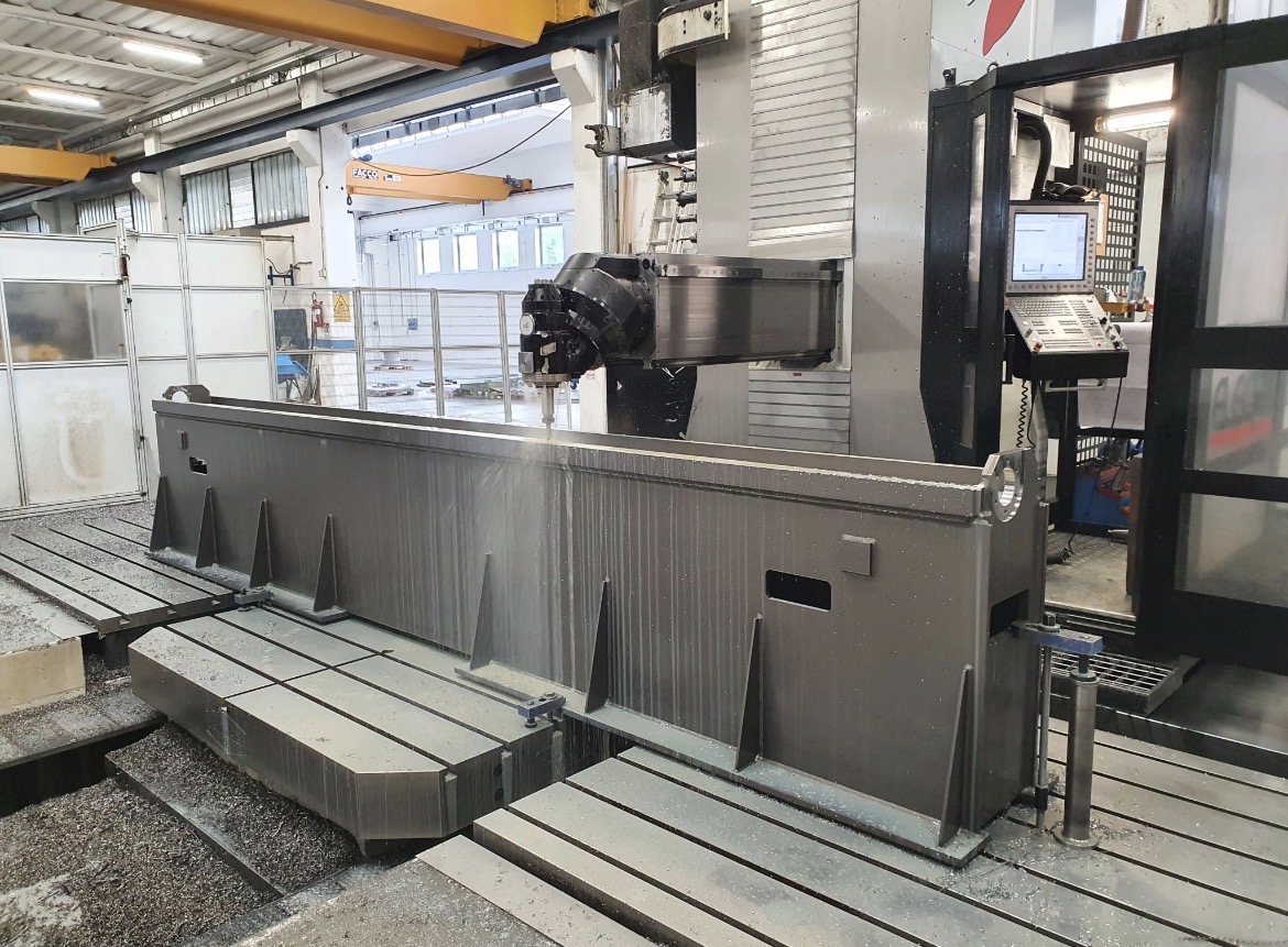 Large welded steel beam machined on a gantry milling centre